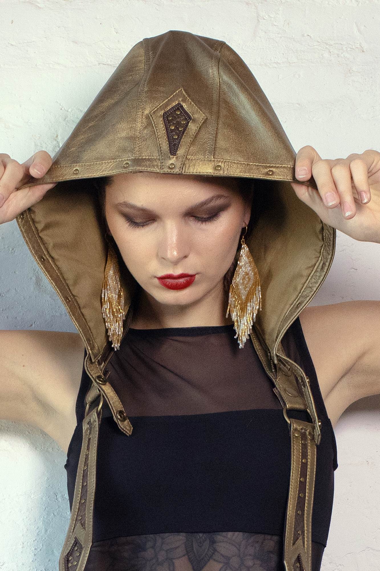 Sapphire Hood Harness Gold