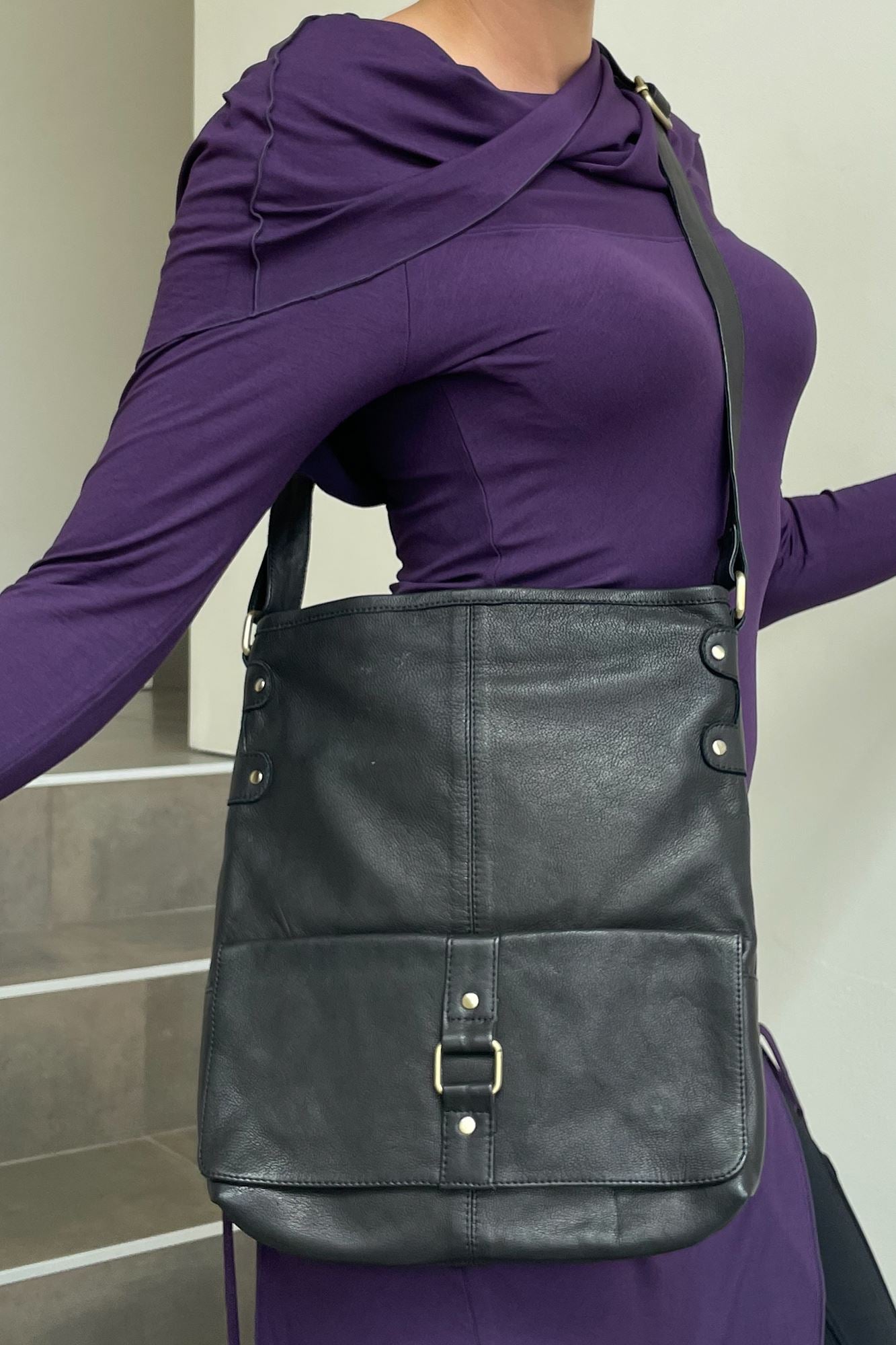 Casery crossbody phone pocket in online black